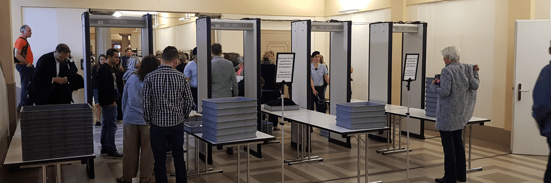 Controllo metal detector a portale